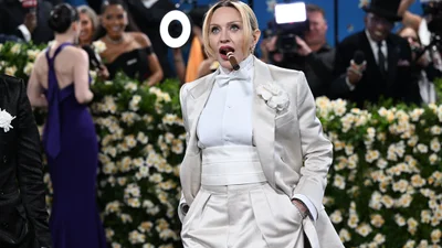 66-летняя Мадонна выполнила идеальную стойку на голове - эта кроха показала, что еще есть порох в пороховницах