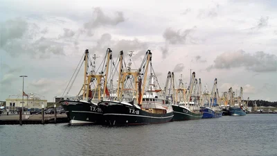 Оригінальні привітання з Днем морського та річкового флоту та листівки