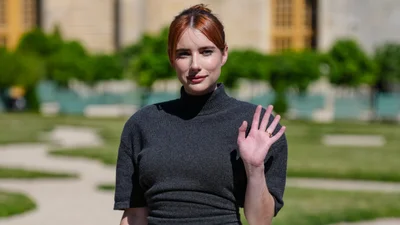 Емма Робертс не миє голову у відпустці - і це геніально