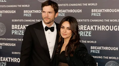 Редкий выход на публику: Мила Кунис и Эштон Кутчер празднуют 10-летие брака в Венеции