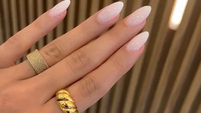 Як урізноманітнити нюд: стильні варіанти манікюру на літо 2025