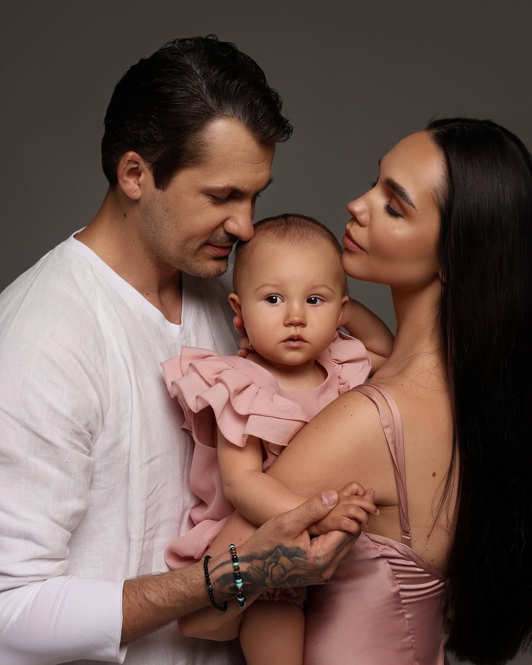 Летняя нежность: Наталья Татаринцева и Женя Кот поделились волшебной фотосессией с маленькой дочкой - 738570 Летняя нежность: Наталья Татаринцева и Женя Кот поделились волшебной фотосессией с маленькой дочкой - фото 738570
