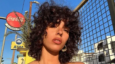 Облачные кудри: самые модные стрижки для непослушных волос этим летом