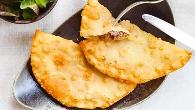 Бюджетно і неймовірно смачно: готуємо чебуреки з капустою і фаршем