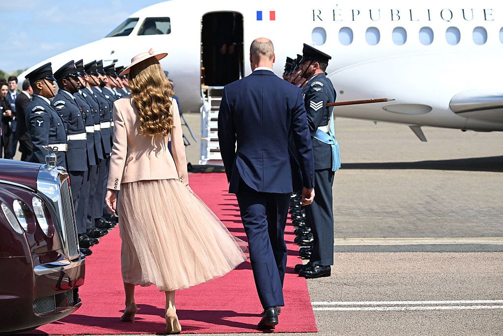Принцеса Уельська вийшла разом із принцом Вільямом на авіабазу Нортгольт. - фото 739346