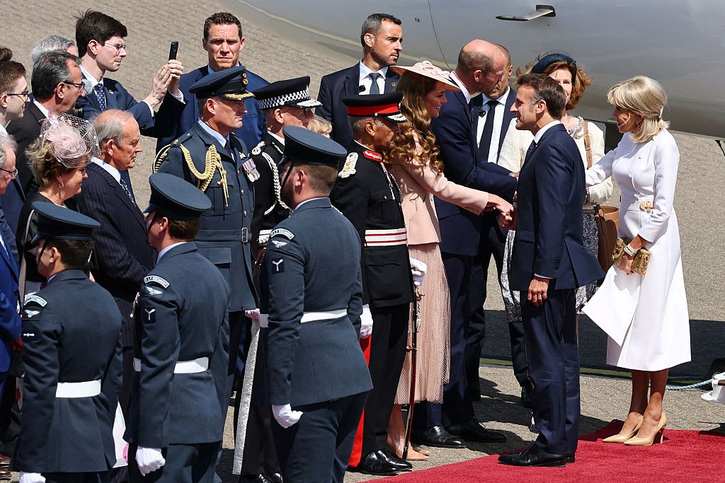 Президента Франції Еммануеля Макрона та його дружину Бріжит Макрон зустрічають британський принц Вільям та принцеса Кетрін - фото 739351