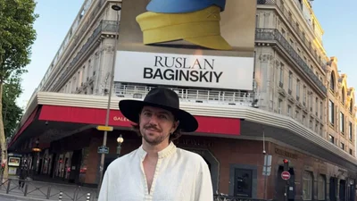 Гордимся: шляпы Руслана Багинского украсили витрины легендарной Галереи Лафайетт в Париже