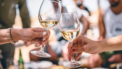 Швейцарців просять пити більше вина, щоб підтримати виноробну галузь