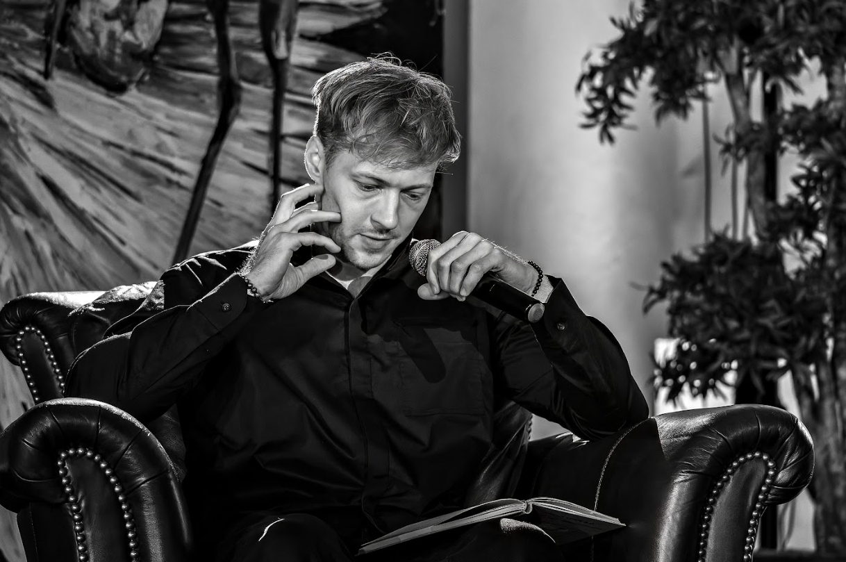 Григорий Бакланов чувственно прочитал стихотворение Сергея Жадана - 739845 Григорий Бакланов чувственно прочитал стихотворение Сергея Жадана - фото 739845