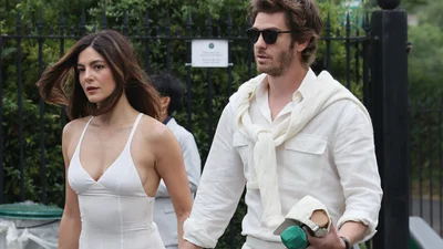 Обмінялися ніжним поцілцнком: Ендрю Гарфілд і Моніка Барбаро вперше офіційно з’явилися разом