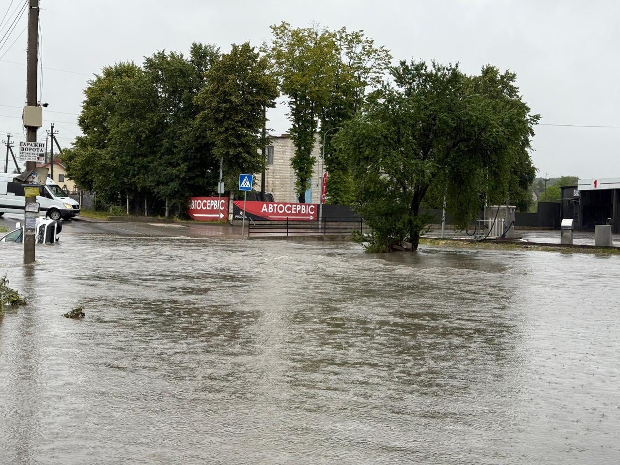 Львов под водой: непогода вызвала подтопление в городе и наделала немалый ущерб - 740112 Львов под водой: непогода вызвала подтопление в городе и наделала немалый ущерб - фото 740112