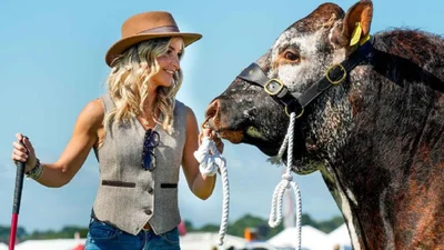 Хелен Скелтон показала, какие жилеты сейчас в тренде: шикарная, эффектная, в стиле кантри