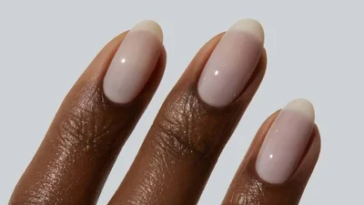 Ніжний манікюр у стилі coconut milk, який виглядає доглянуто навіть через три тижні