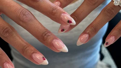 Забудь про класику: нові правила французького манікюру