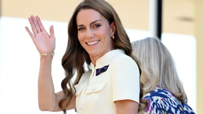 Кейт Миддлтон вернулась на Уимблдон с эффектным образом в модном светлом оттенке лета 2025