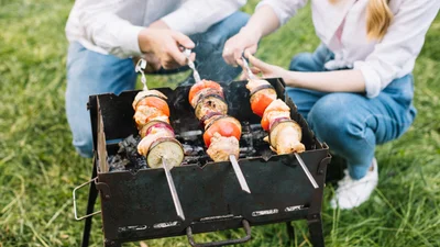 Вода не нужна: интересный лайфхак, который не даст шашлыку подгореть