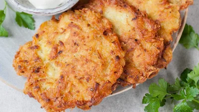 Як деруни, тільки крутіше: як приготувати цибуляники з фаршем