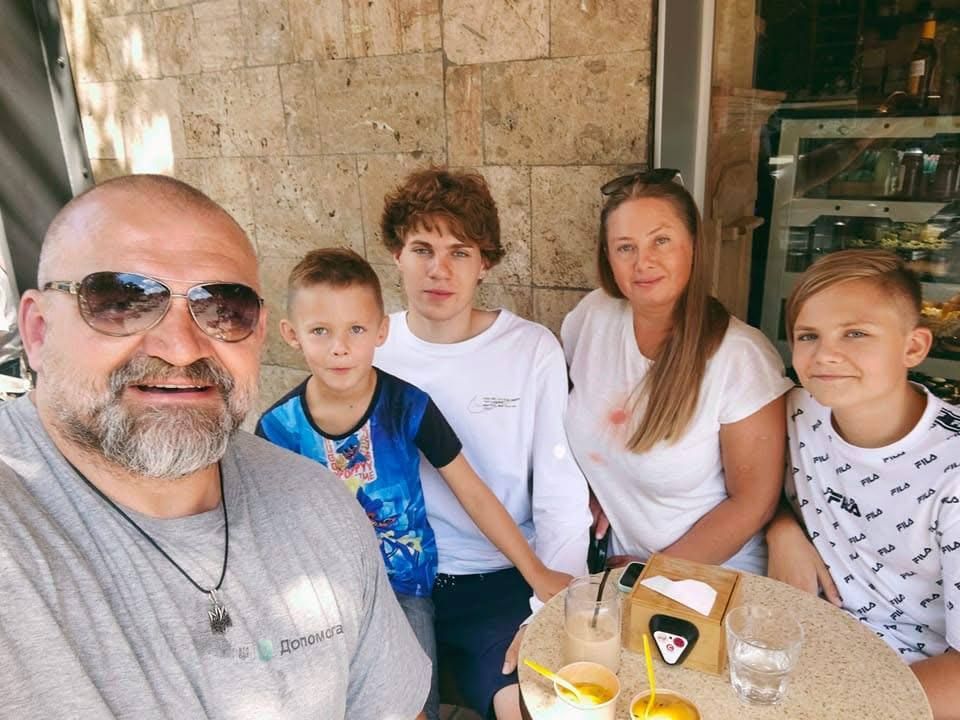 Василь Вірастюк з дітьми та ексдружиною - фото 741411