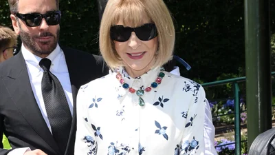 Анна Винтур в роскошном белом платье с цветочным принтом: классика, дополненная хрусталем