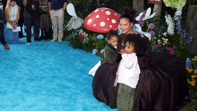 Беременная Рианна нарядилась как богиня и сияла в компании своих сыновей