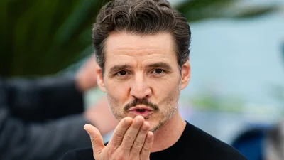 Покажи своему парню: Педро Паскаль научит, как реагировать на свежий маникюр любимой