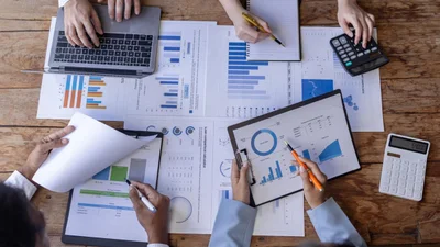 З Днем бухгалтера та аудитора 2025: топ листівочок та проза, які ти захочеш надіслати прямо зараз