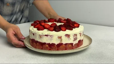 Полуничний тірамісу, який ти обов'язково маєш приготувати цього літа