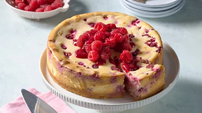 Творожный пирог с малиной – оригинальный рецепт с печеньем