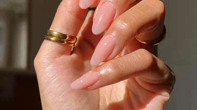 Сделала - и забыла: все стильные крохи выбирают этот маникюр, потому что он долго носится и подходит под все