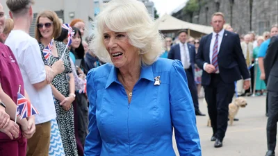 Королева Камилла удивила появлением с сумкой из рафии - не премиальный, но универсальный аксессуар