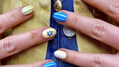 Тонкі смужки: мінімалістичний дизайн нігтів, у який ти закохаєшся цього літа