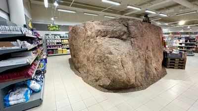 Супермаркет с секретом: в Эстонии посреди магазина стоит камень возрастом 10 тысяч лет