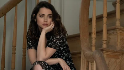 Том Круз "залипал" в телефон рядом с Аной де Армас в купальнике: ребята, не делайте так