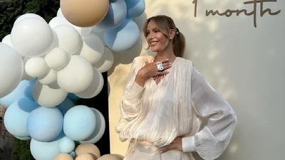 Платье, которое захотят все: Леся Никитюк в стильном наряде в честь первого месяца сына