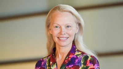 Памела Андерсон повернула моду на ретро-укладання - два стильні виходи в Нью-Йорку, які хочеться повторити