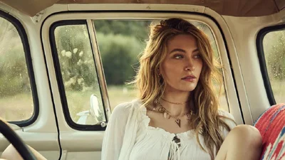 27-летнюю дочь Майкла Джексона Пэрис заметили на отдыхе с 45-летним бойфрендом: влюбленные и счастливые