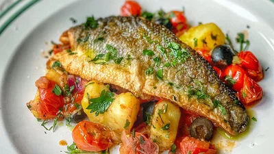 Сибас з овочами – як легко приготувати рибу