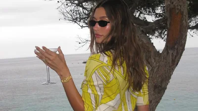 Хейли Бибер выбрала новый летний оттенок в одежде - яркая альтернатива "сливочному"