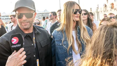 Стэтхэм показал фото жены без белья: смотри горячие снимки