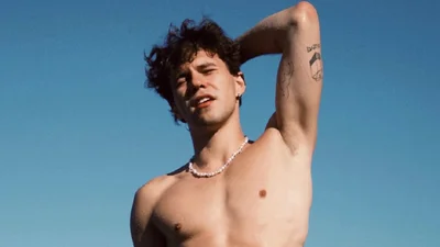 Известный певец оказался в эпицентре взрывов и показал, как пылает за окном