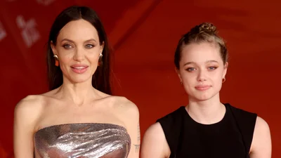 Дочь Джоли и Питта подловили за любовью с девушкой в машине