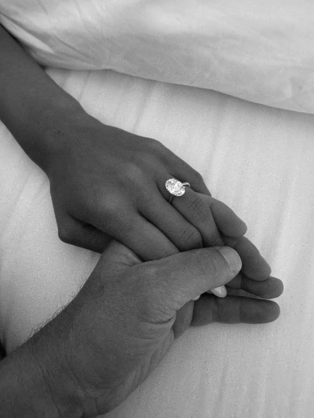 40 yoshdan oshgan ayollar oyoqlarini külotsiz yoyishadi