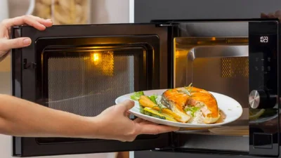 5 продуктів, які краще не розігрівати в мікрохвильовці - радить дієтолог