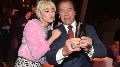 Майлі Сайрус потопталась по зірці Арнольда Шварценеггера - схоже, згадала про роман з його сином