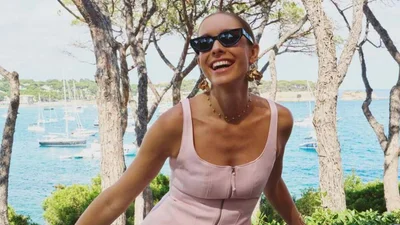 Осадча згадала, що вона модель в минулому, позуючи у пухнастій шубі та мінісукні за 70 тисяч