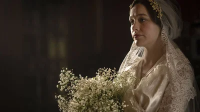 "Я глубоко влюблена!": звезда сериала "Ты" обручилась с фотографом у которого уже есть ребенок от другой женщины