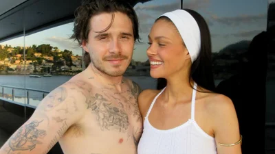 Бруклін Бекхем зняв свою дружину повністю оголеною - а вона й не соромилась вигинатись у ванні з водою