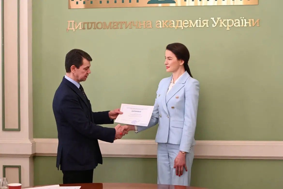 Политика со стилем: чем впечатляют образы новых украинских послов Ольги Селих и Юлии Соколовской - фото 745108