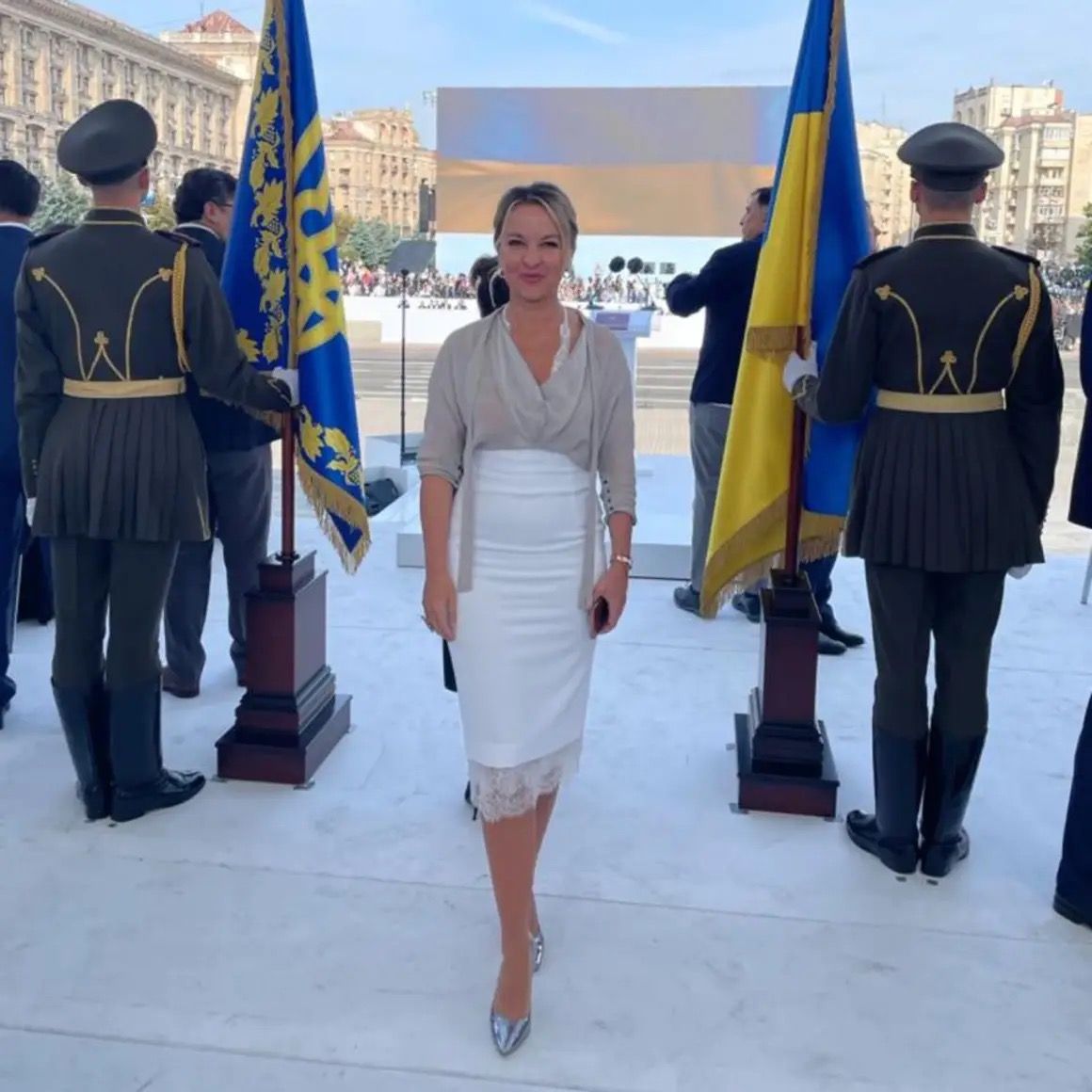 Политика со стилем: чем впечатляют образы новых украинских послов Ольги Селих и Юлии Соколовской - фото 745113