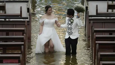 Пара поженилась в затопленной церкви - ни наводнение, ни тайфун не остановили их любовь